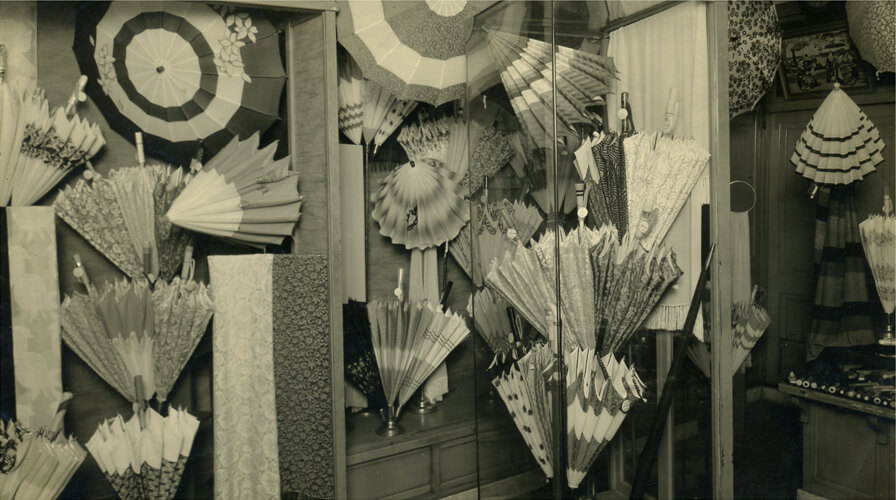 昭和初期のみや竹。当時流行の多間洋傘が立体的に展示されたモダンな店内