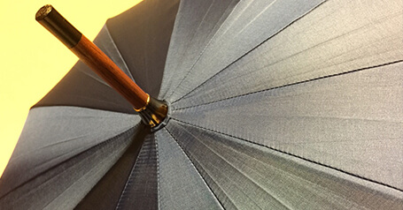 傘の頂点を守る「菊座」は一つ一つ手縫い